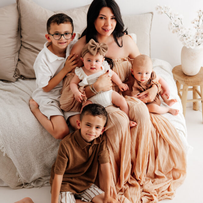 Maman avec ses enfants lors d'une séance photo famille à Feurs
