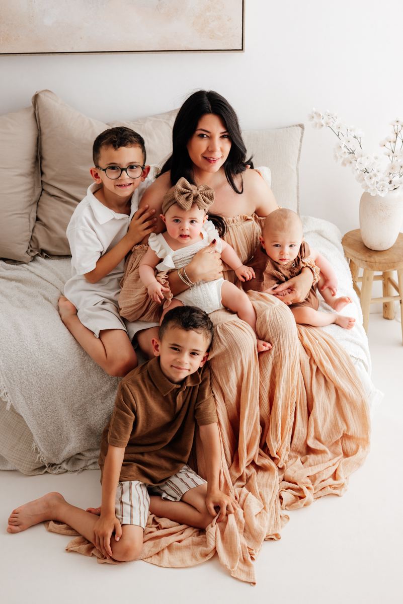 Maman avec ses enfants lors d'une séance photo famille à Feurs