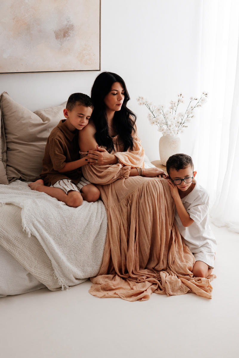 Maman avec ses enfants lors d'une séance photo famille à Feurs