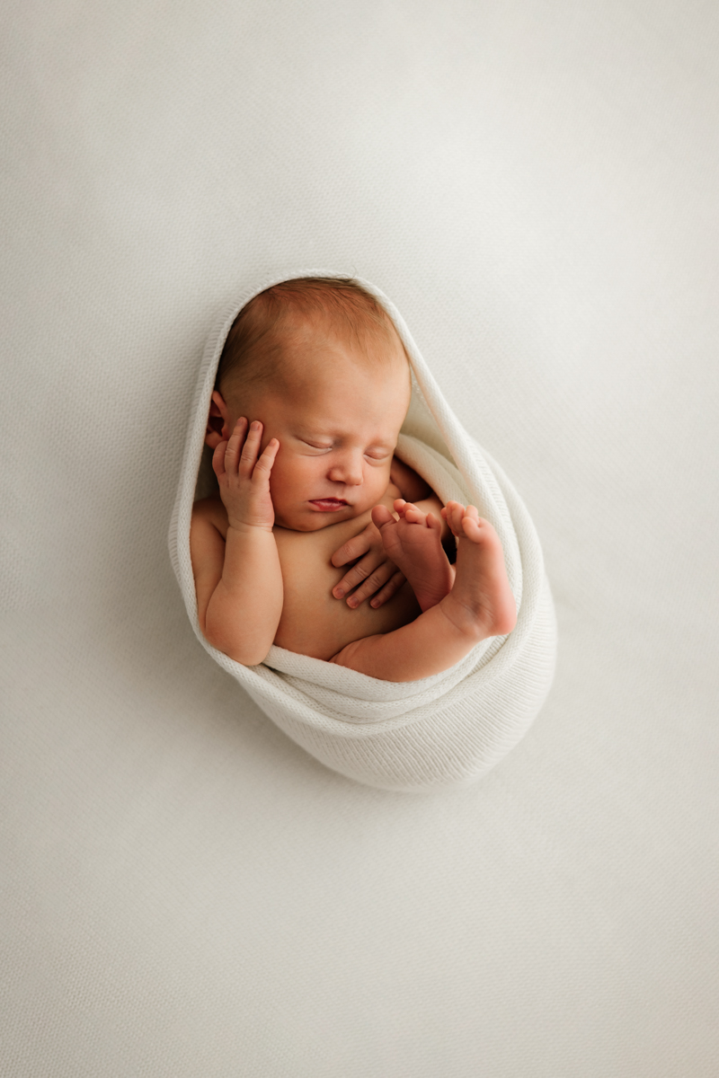 Portrait d'un bébé nouveau-né lors d'une séance photo naissance au studio à Feurs près de Montbrison.