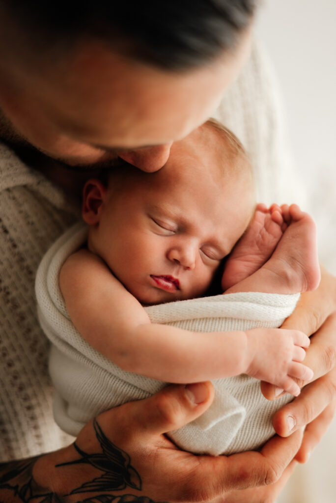 Portrait d'un bébé nouveau-né lors d'une séance photo naissance au studio à Feurs près de Roanne.