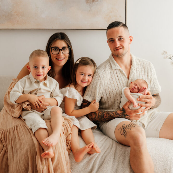 Portrait d'un bébé nouveau-né lors d'une séance photo naissance au studio à Feurs près de Montbrison.