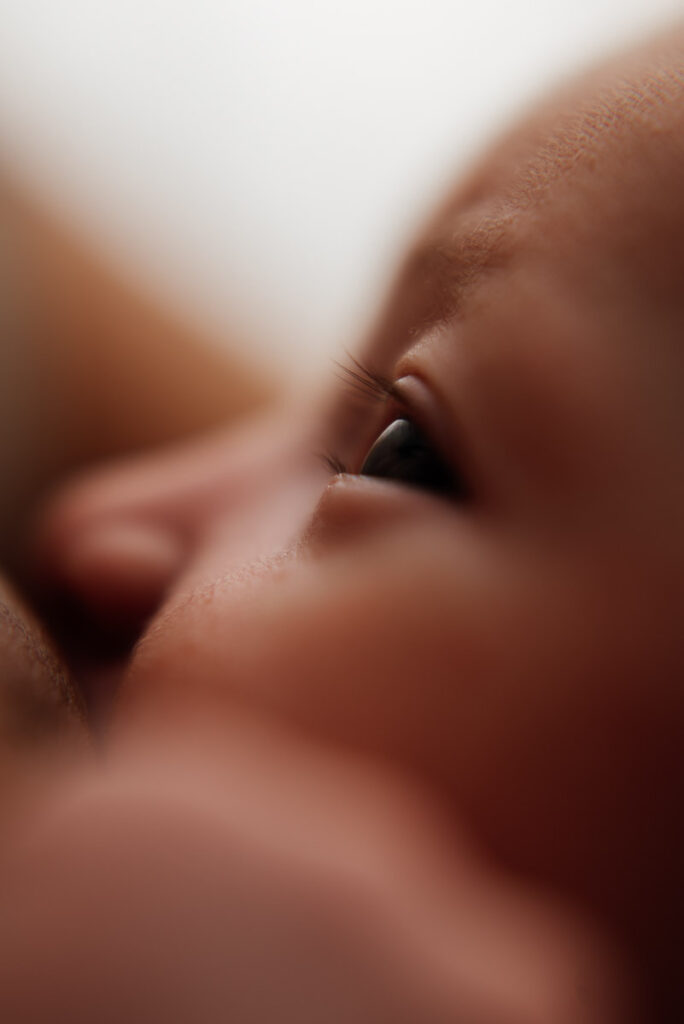Portrait d'un bébé nouveau-né lors d'une séance photo naissance au studio à Feurs près de Montbrison.