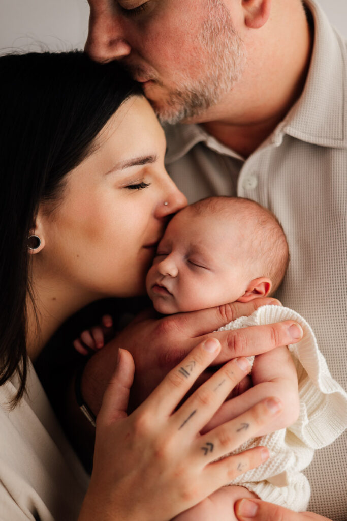 Portrait d'un bébé nouveau-né lors d'une séance photo naissance au studio à Feurs près de Montbrison.