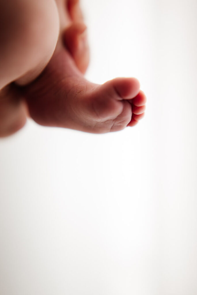 Portrait d'un bébé nouveau-né lors d'une séance photo naissance au studio à Feurs près de Saint-etienne