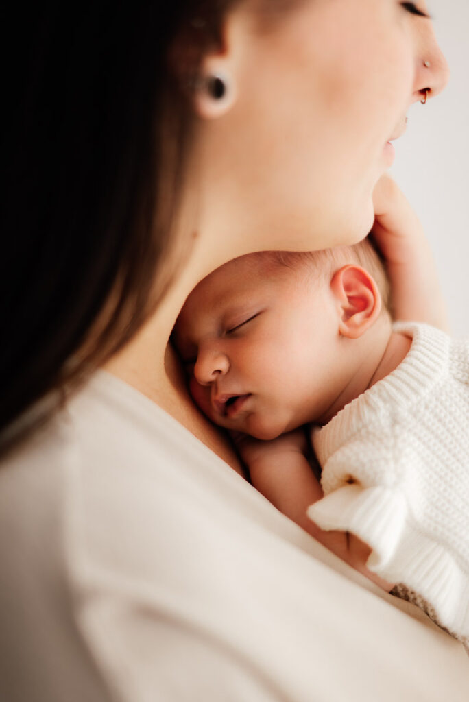 bébé endormi lors d'une séance photo naissance à Feurs