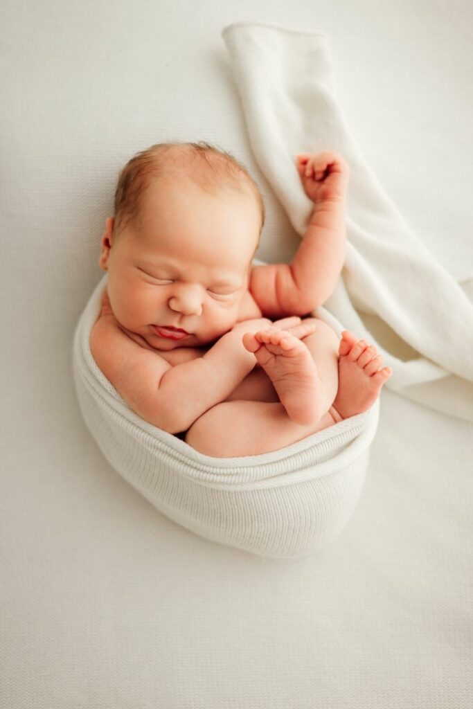 Portrait d'un bébé nouveau-né lors d'une séance photo naissance au studio à Feurs près de Montbrison.