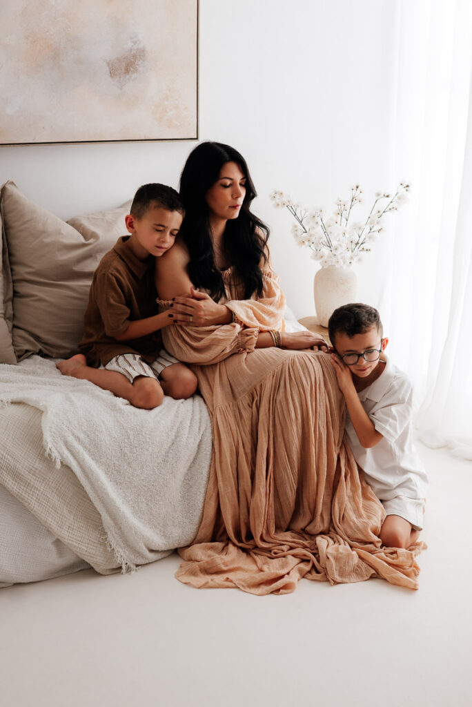 Maman avec ses enfants lors d'une séance photo famille à Feurs