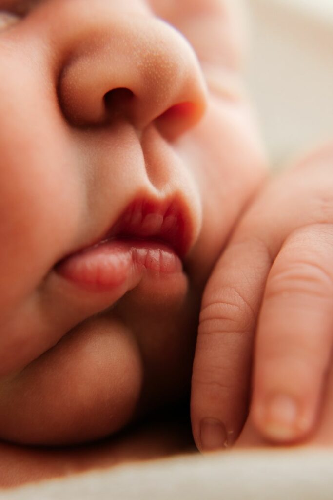 Portrait d'un bébé nouveau-né lors d'une séance photo naissance au studio à Feurs près de Montbrison.