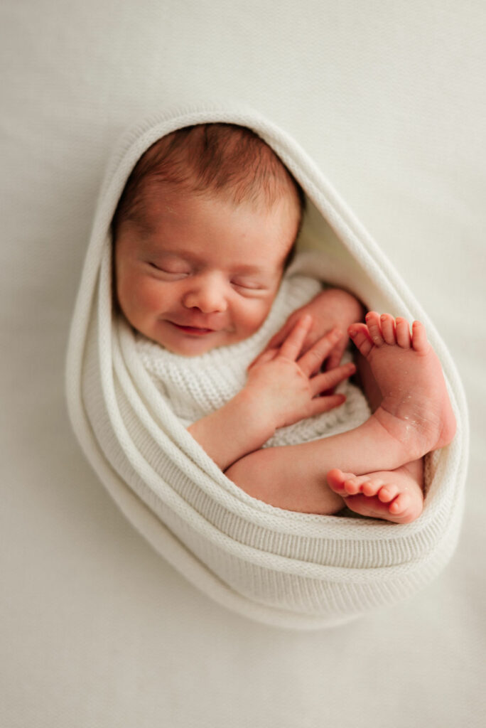 Nouveau-né photographié lors d'une séance naissance à Feurs